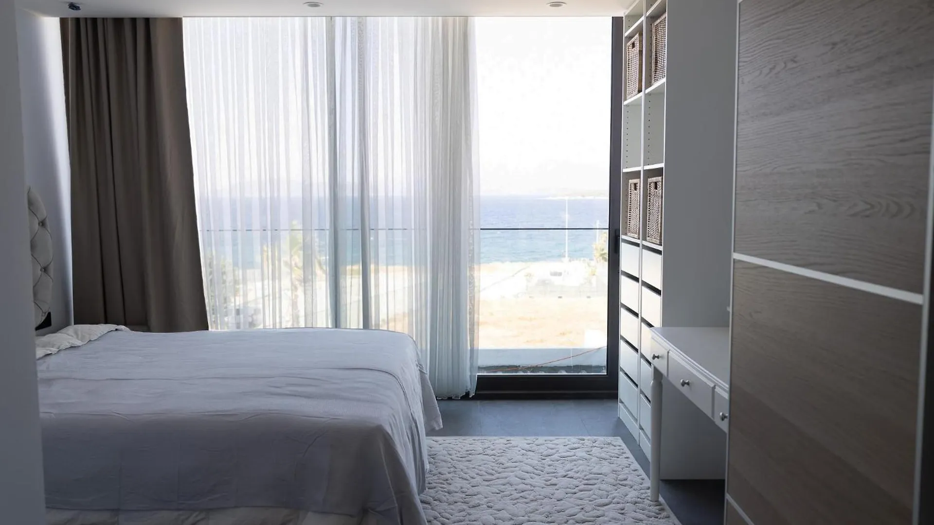Luxury Seafront Duplex Villa With Pool Cesme Turkey